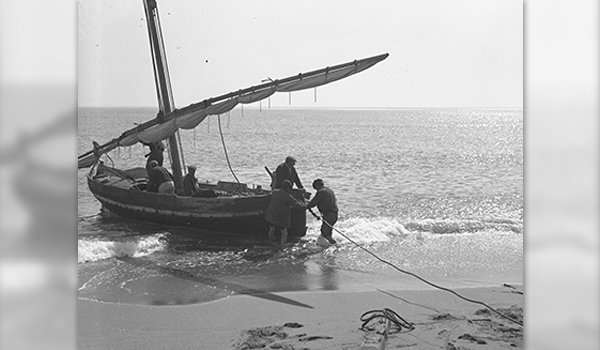 llagut de pesca vora del mar